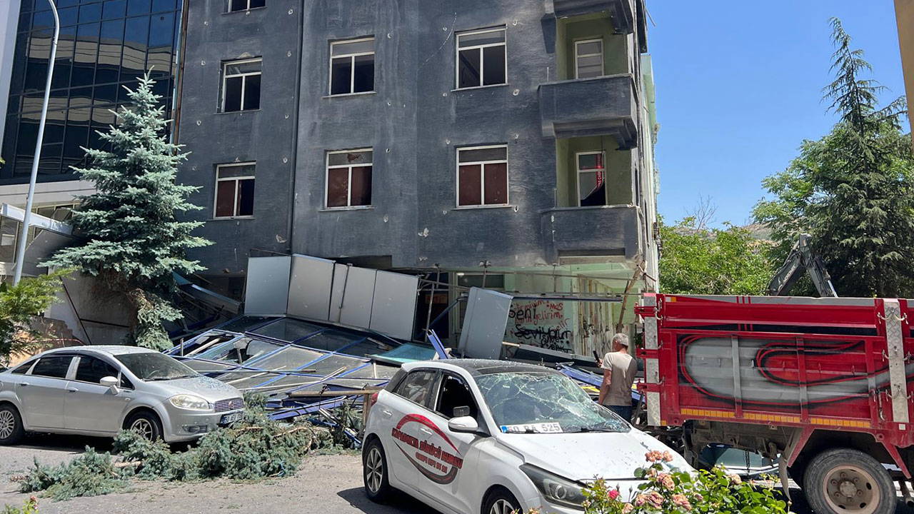 Nevşehir'de Atıl Hastane Binasının Cephesi Çöktü: 2 Araç Hasar Gördü
