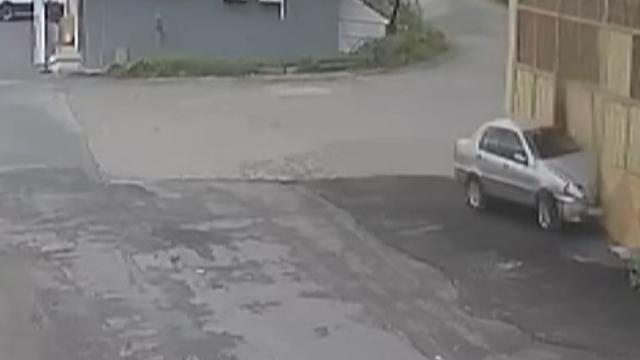 Nevşehir'de sürücü fenalaştı, otomobil iş yerine çarptı