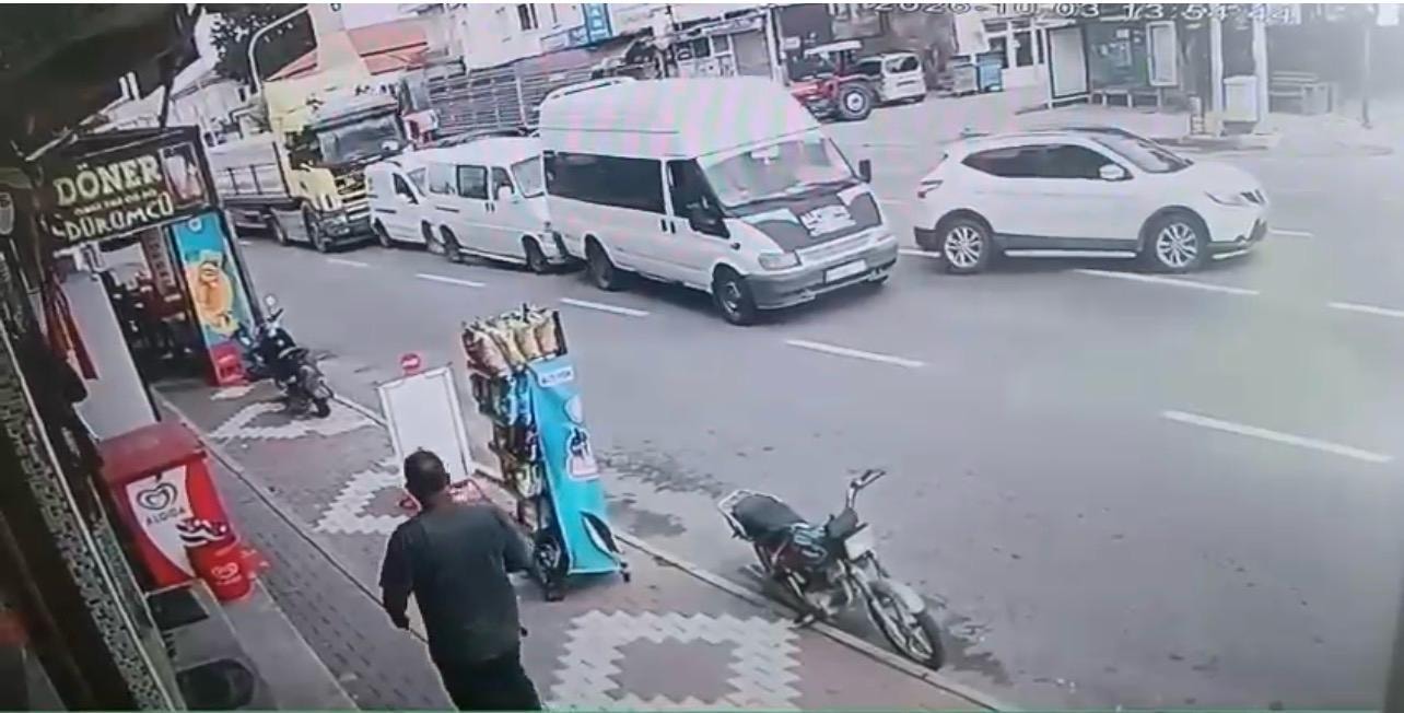 Nevşehir Kaymaklı'da Zincirleme Kaza Kamerada: 4 Araç Hasar Gördü
