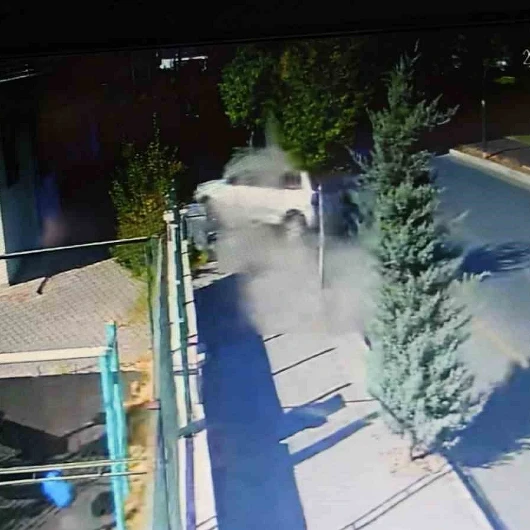 Nevşehir'de Kontrolden Çıkan Otomobil Apartman Bahçesine Uçtu