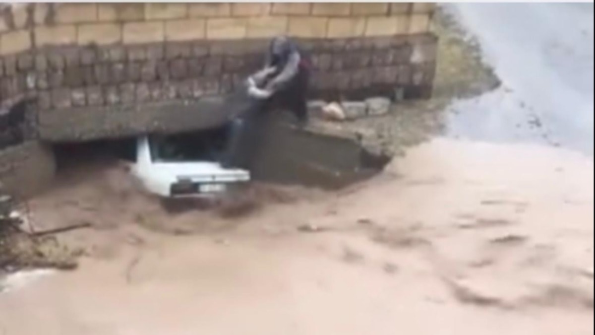 Nevşehir'de sel felaketi: Köprüde mahsur kalan otomobilden 3 kişi kurtarıldı