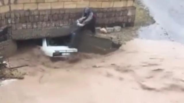 Nevşehir'de Sel Felaketi: Otomobil Köprüye Sıkıştı, 3 Kişi Kurtarıldı