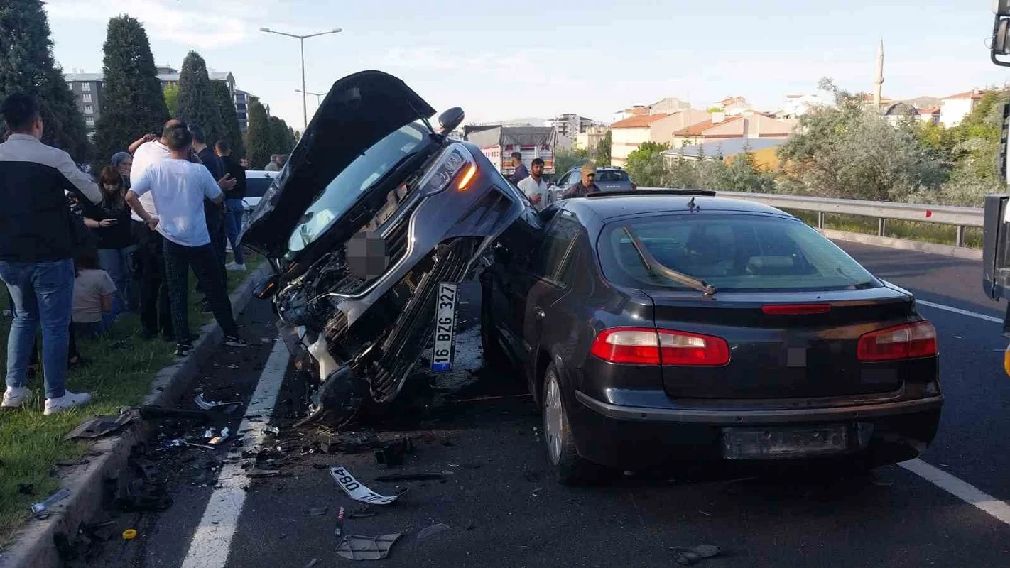 Nevşehir'de Zincirleme Kaza: Devrilen Otomobil Diğerinin Üzerine Çıktı, 5 Yaralı