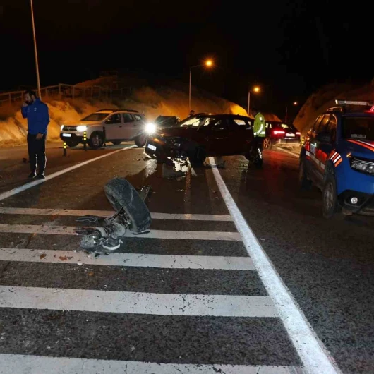 Nevşehir'de kafa kafaya çarpışma: 3'ü Çinli 5 yaralı