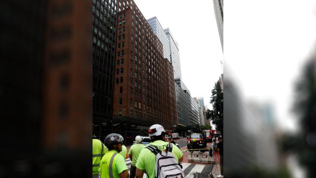 New York'ta 37 katlı binanın çökme riski yolları kapattı