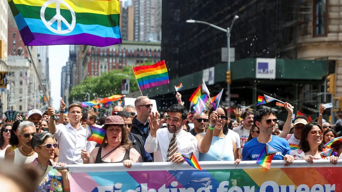 New York Belediye Başkanı Mamdani LGBT yürüyüşüne katıldı
