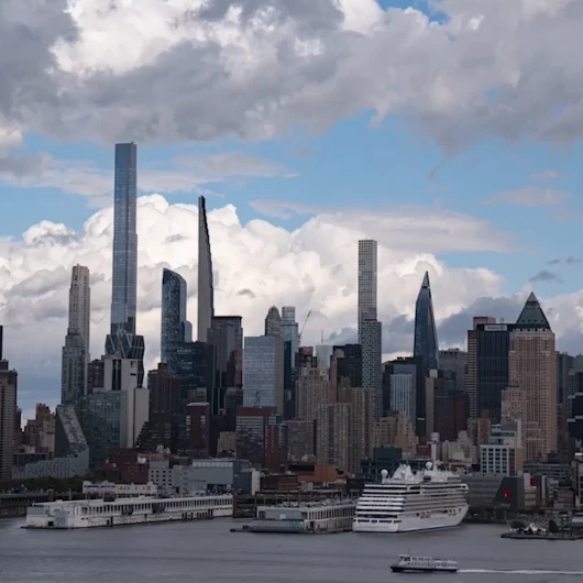 New York'ta Gökdelenler ve Bulutların Büyüleyici Dansı