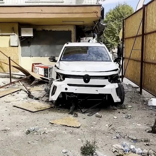 Niğde'de Fren Yerine Gaza Basan Sürücü İnşaata Daldı: 1 Yaralı