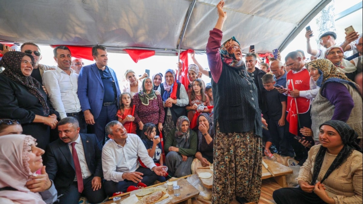 Niğde'de Coşku Dolu Etkinlikte Kadın Şairin Performansı Damga Vurdu