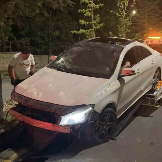 Niğde'de otomobil refüjdeki ağaçlara çarptı: 2 yaralı