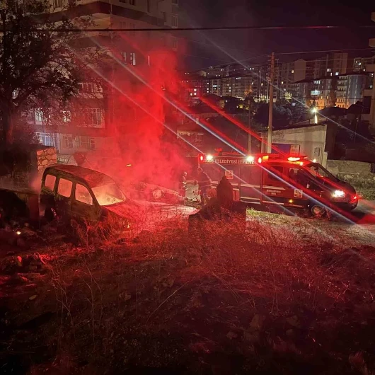 Niğde'de park halindeki araç alevlere teslim oldu