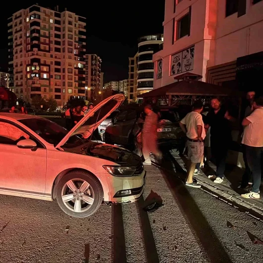 Niğde'de zincirleme kaza: 5 araç hasar gördü, sürücü kaçtı