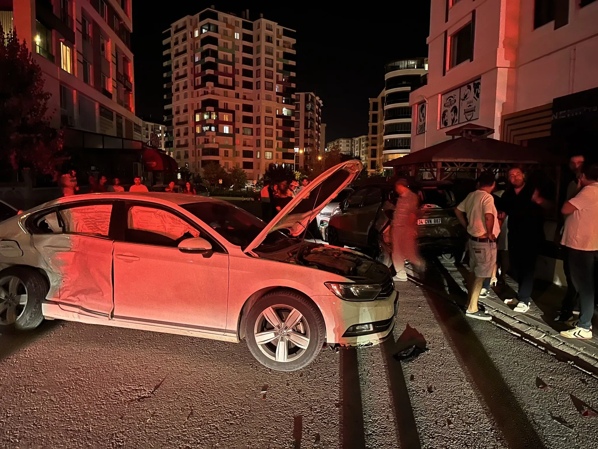 Niğde'de Zincirleme Trafik Kazası: 5 Araç Hasar Gördü, Sürücü Kaçtı