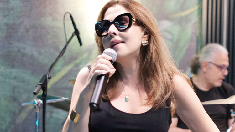 Nilüfer Harbiye'de Hayranlarıyla Buluşuyor