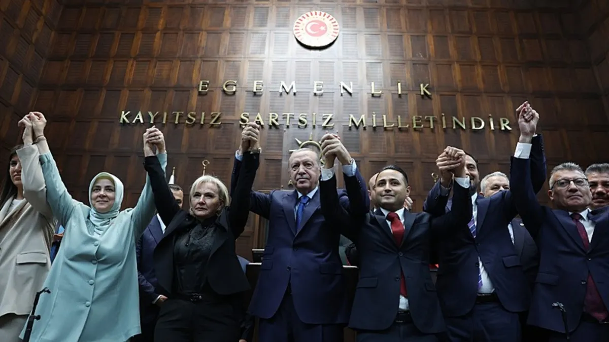 Nimet Özdemir AK Parti'ye katıldı: Erdoğan rozeti taktı