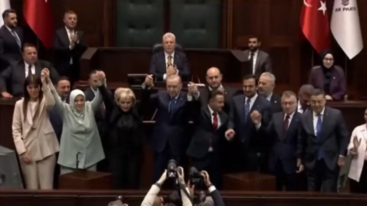 Nimet Özdemir AK Parti'ye katıldı, rozetini Erdoğan taktı