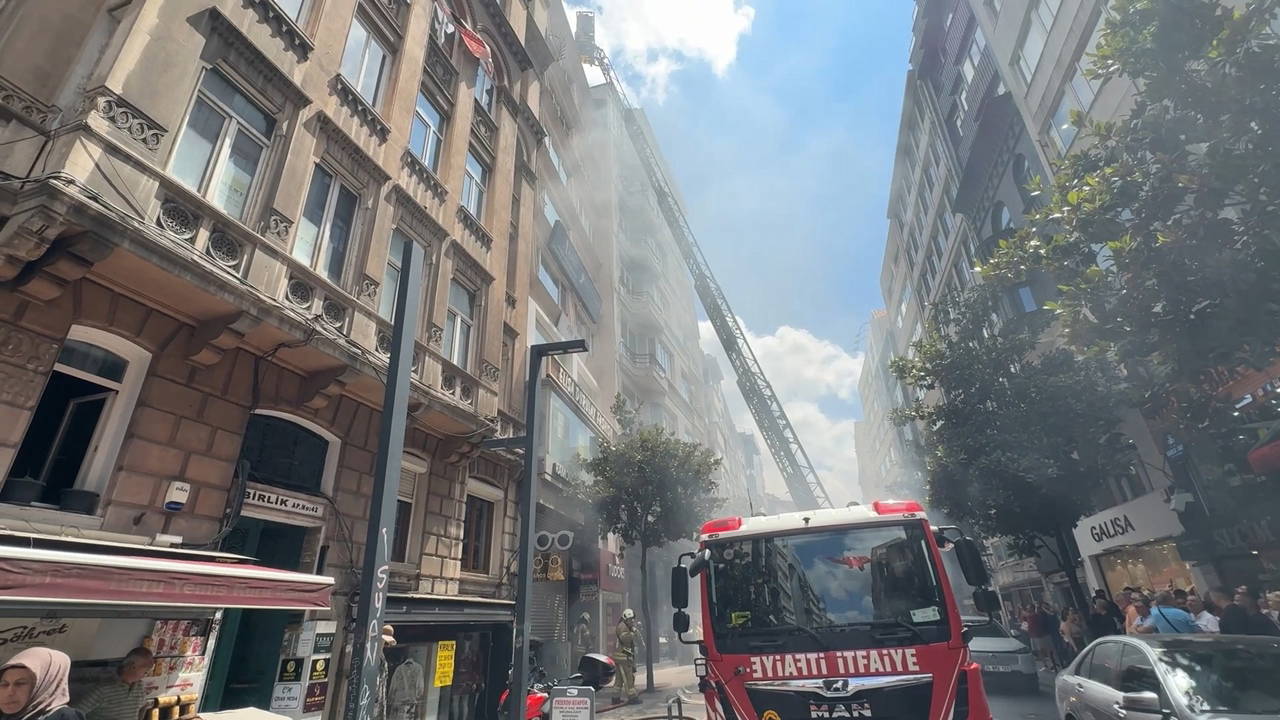 Nişantaşı'nda 7 katlı binada yangın çıktı, can kaybı yok