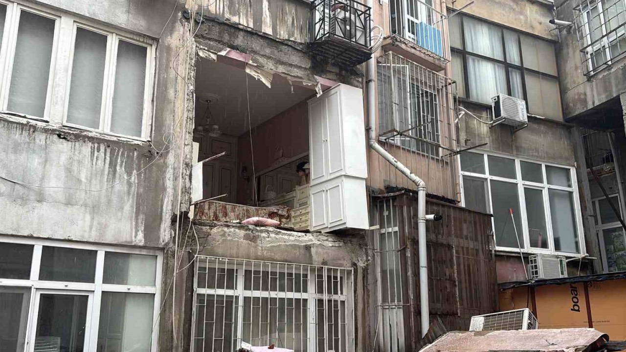 Nişantaşı'nda bina duvarı çöktü: Mahalle sakinleri deprem sandı