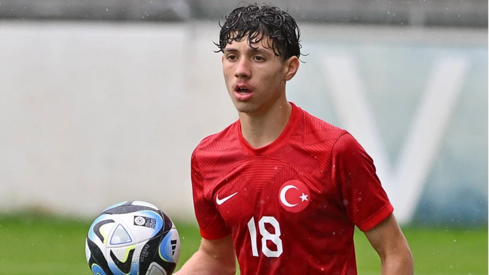 Norwich City'nin genç yıldızı Vatan Özcan, milli takım tercihini Türkiye'den yana kullandı