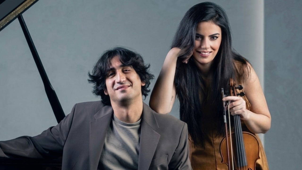 Notaların Ortak Yolculuğu: Canlı Performansla Birleşen İki Müzisyen