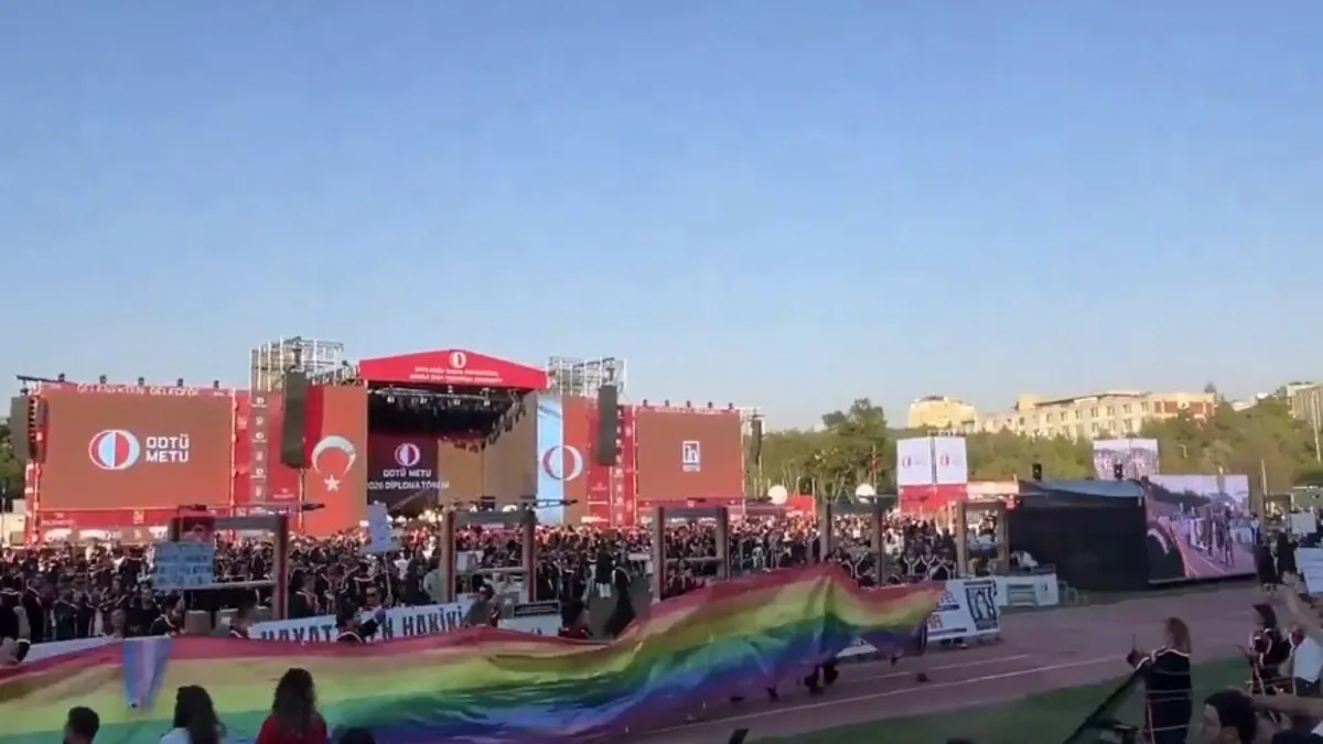 ODTÜ mezuniyetinde LGBT bayraklı provokasyon: Milli değerler hedef alındı