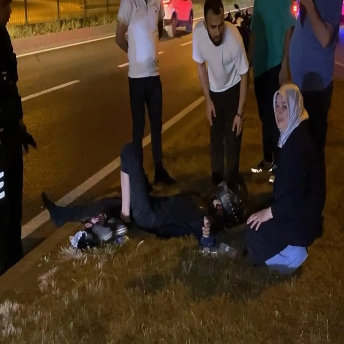 Oğlunun kaza anında annesi ilk yardıma koştu: Elini hiç bırakmadı