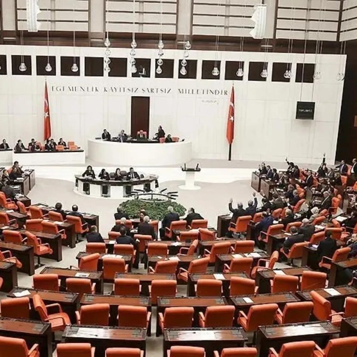 Öğrenci Affı Yasalaştı: Son Sınıflara Ek Sınav ve İntörnlük Hakkı