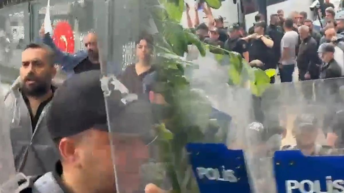 Bakanlık önündeki eylemde öğretmenlere gözaltı, basına kalkan engeli