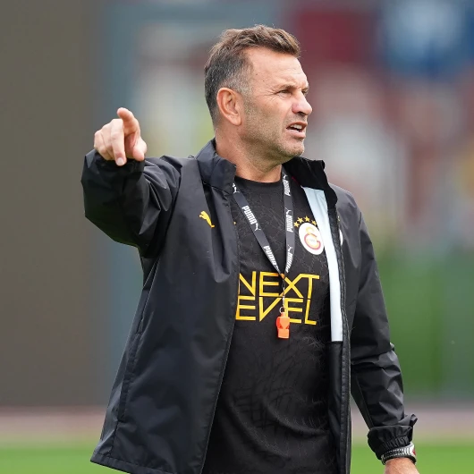 Okan Buruk'tan Trabzonspor Mağlubiyeti Sonrası Radikal Karar: İki Yıldız İlk 11'den Çıkarıldı