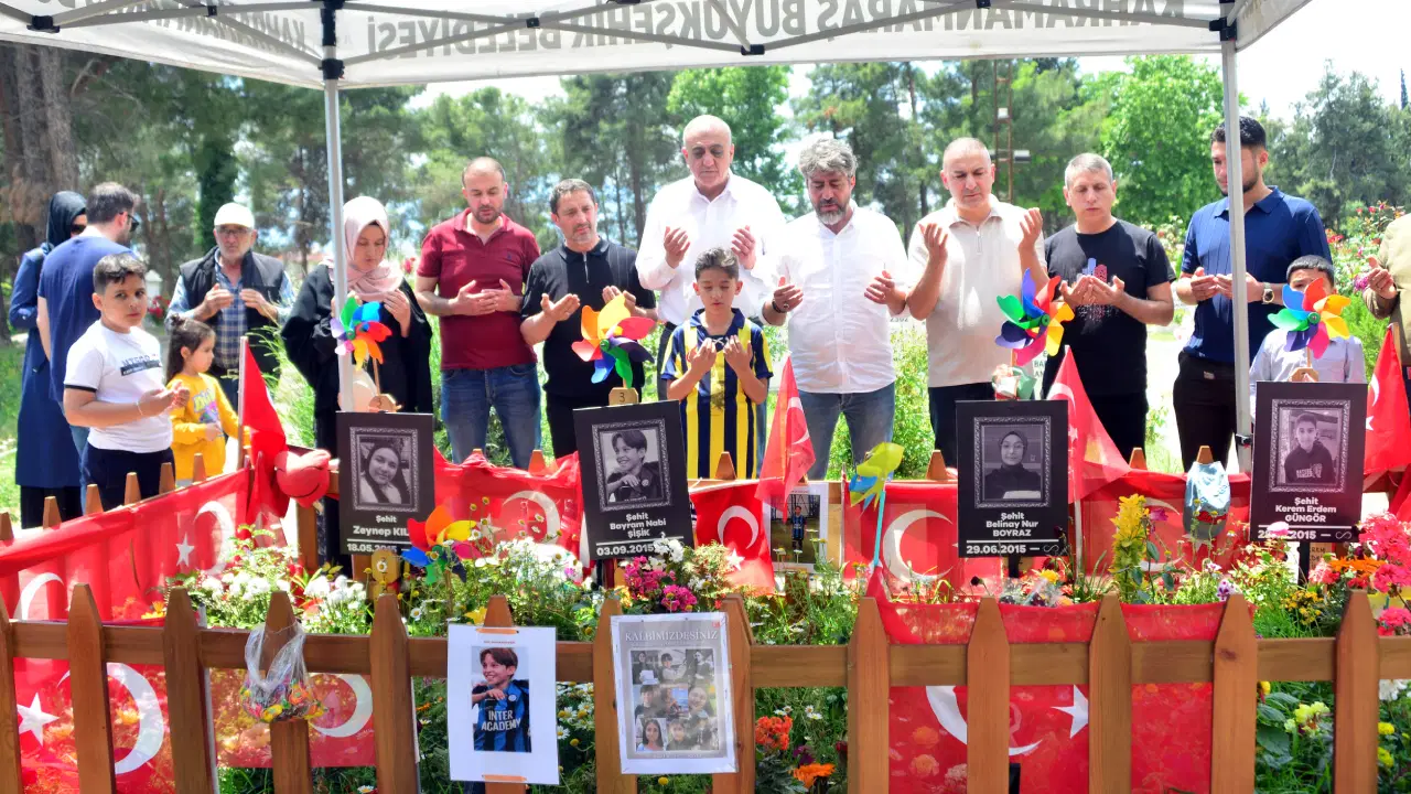 Okul Saldırısında Kaybettikleri Çocuklarının Mezarları Başında Buluştular