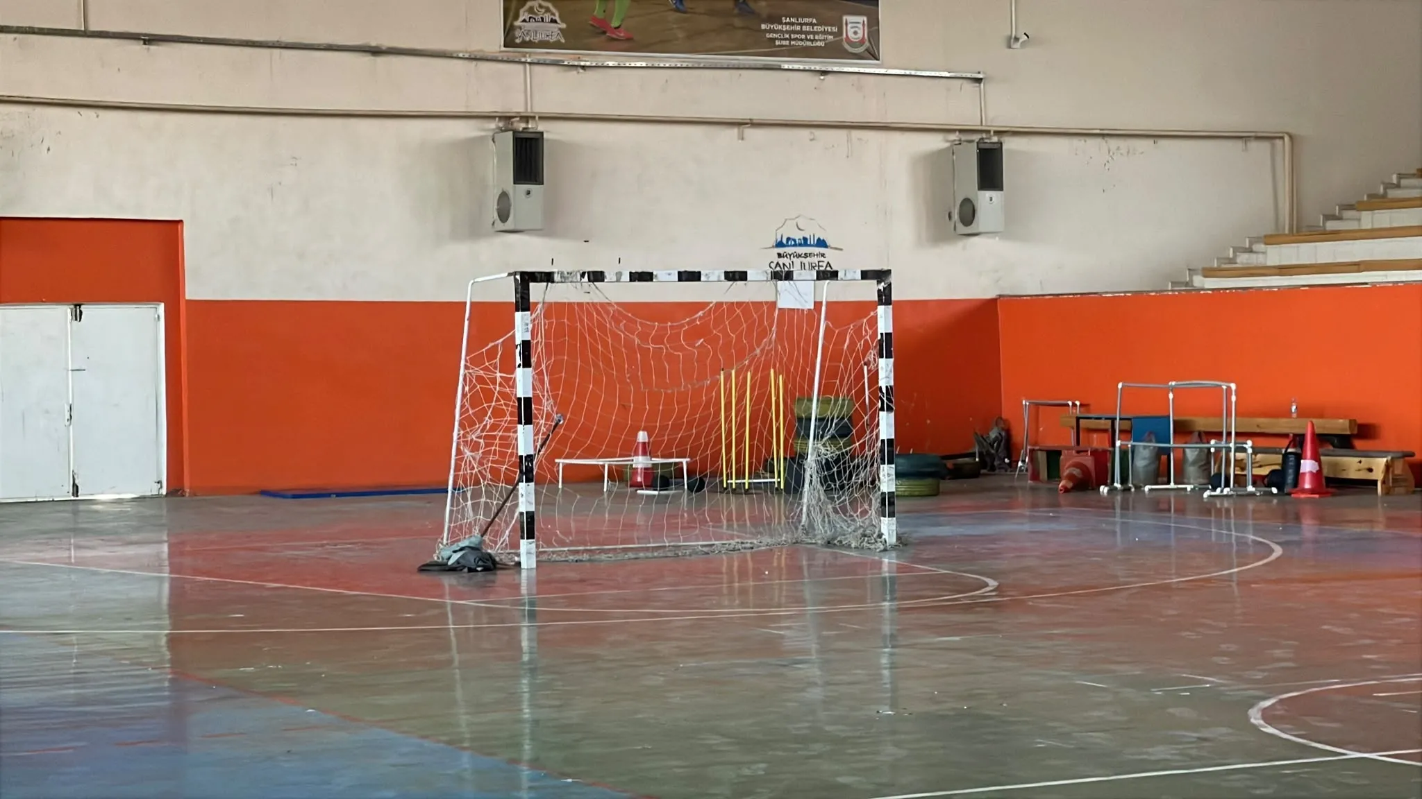 Okul spor salonunda korkunç kaza: Kale direğinin altında kalan Mert hayatını kaybetti