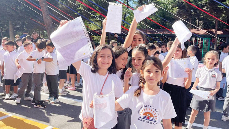 Okullarda karne sevinci: 18 milyon öğrenci tatile girdi