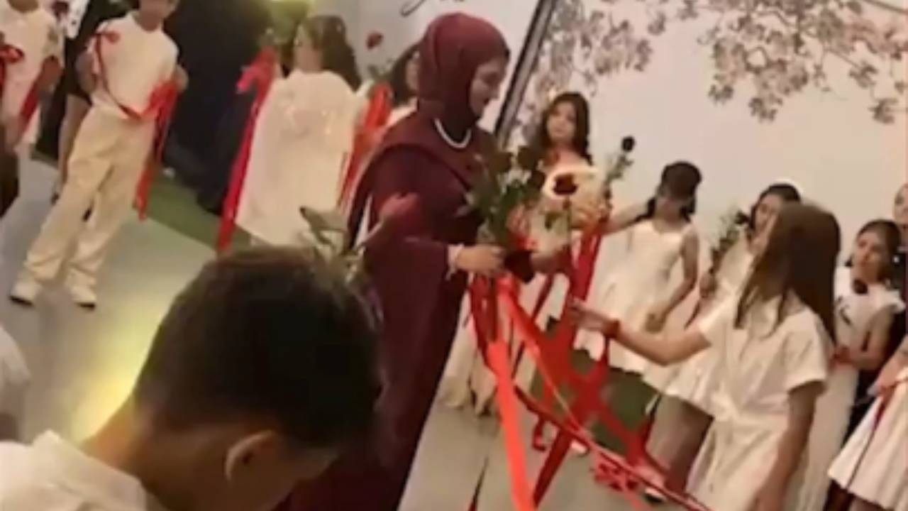 Okullarda sosyal medya odaklı karne törenleri tartışma yarattı: 'Gösteriş değil, eğitim