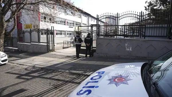Okullarda Yeni Güvenlik Dönemi: 30 Bin Güvenlik Görevlisi Dedektörle Arama Yapacak