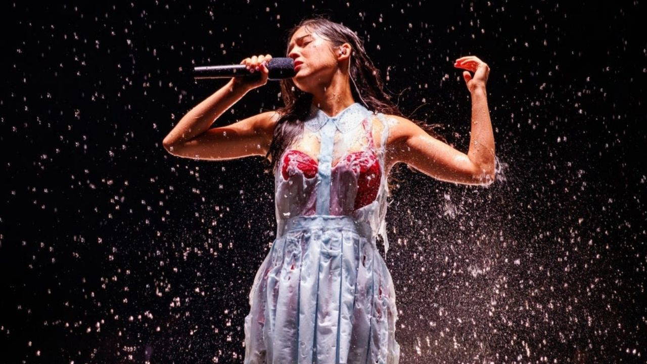 Olivia Rodrigo'nun Kostümü Yapay Yağmurda Erdi: Türk Tasarımcı Hüseyin Chalayan İmzası