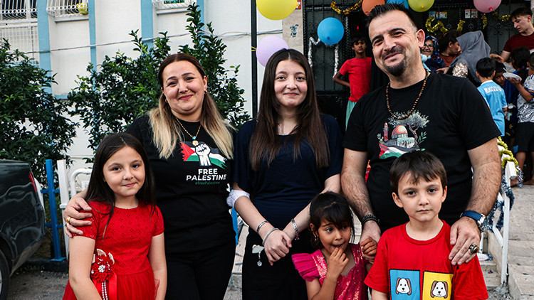 Ölümden Dönen Ecrin, Düştüğü Yerde Çocuklara Pasta Kesti