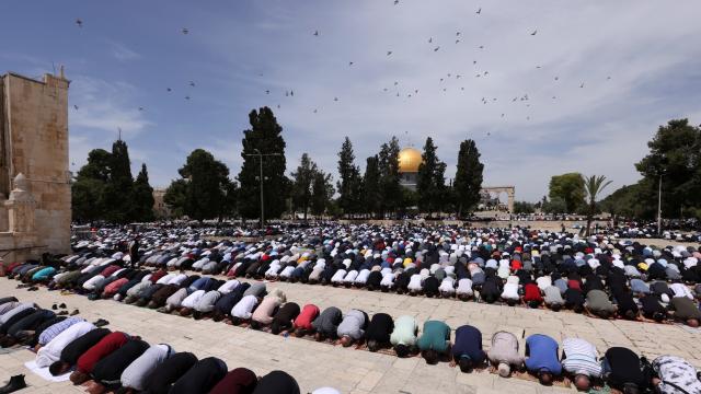 On Binlerce Filistinli Mescid-i Aksa'da Cuma Namazı Kıldı