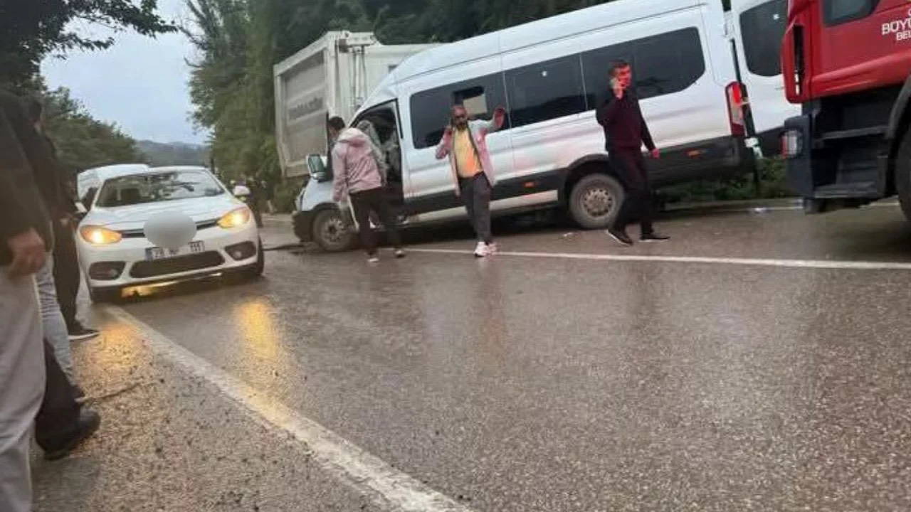 Ordu Fatsa'da minibüs kamyonla çarpıştı: 1 ölü, 23 yaralı