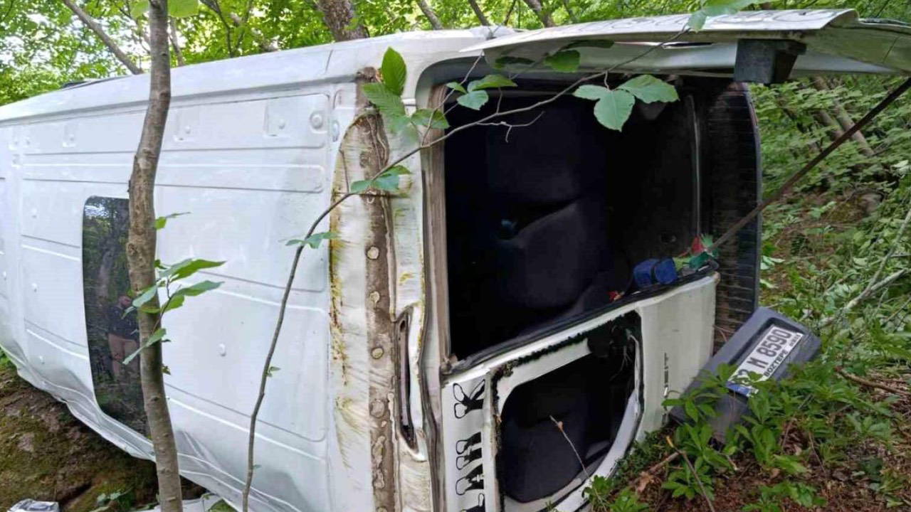 Ordu'da minibüs uçuruma yuvarlandı: 10 yaralı