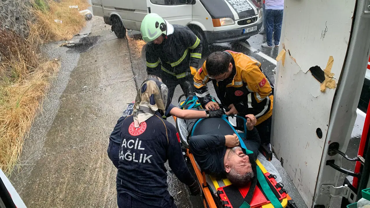 Kazazedelere yardım eden minibüse çarptı: 2'si çocuk 7 yaralı