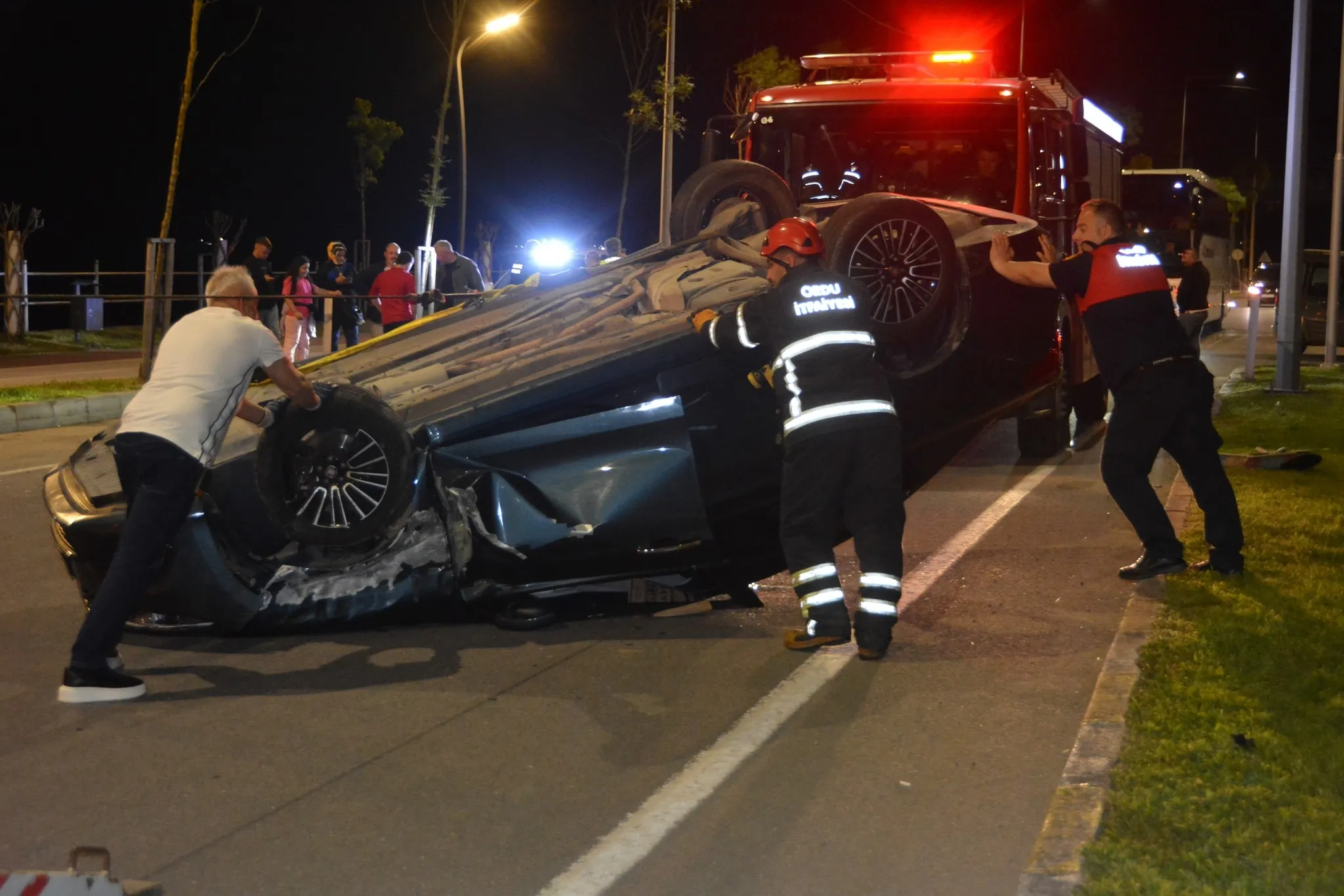 Ordu'da alkollü sürücü park halindeki araca çarptı: 2 yaralı
