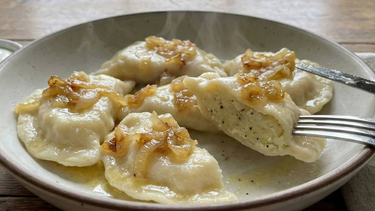 Orta Avrupa'nın Patatesli Lezzeti: Pierogi Ruskie Tarifi ve Hikayesi