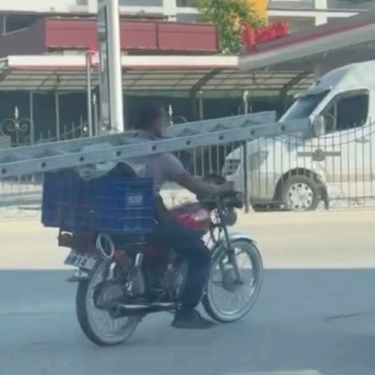 Osmaniye'de Esnaftan İlginç Motosiklet Sürüşü: Boynunda Merdivenle Trafikte