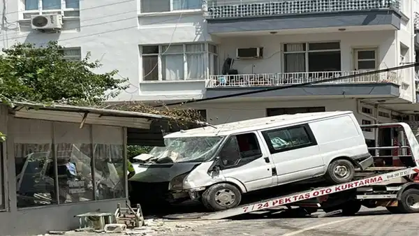 Osmaniye'de minibüs kıraathaneye daldı: 1 ölü, 3 yaralı