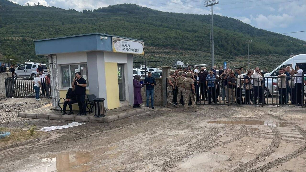 Osmaniye'de okul bahçesinde silahlı saldırı: Öğretmen hayatını kaybetti