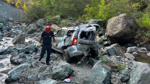 Osmaniye'de Otomobil Uçuruma Yuvarlandı: 1 Ölü, 1 Yaralı