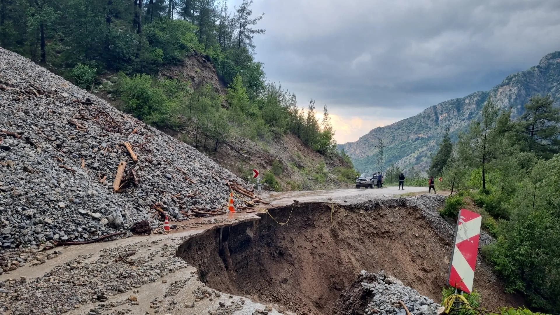 Osmaniye'de şiddetli yağış heyelana yol açtı, 4 araç mahsur kaldı