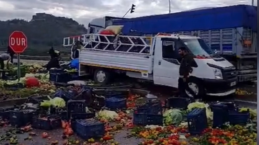 Osmaniye'de TIR ile kamyonet çarpıştı: Meyve sebzeler yola saçıldı