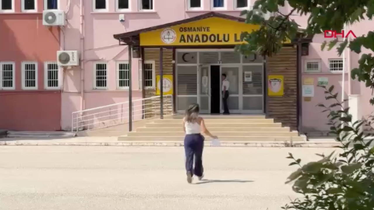Osmaniye'de sınav saati geçince AYT'ye alınmayan öğrenci velilerin tezahüratına rağmen içeri girmedi