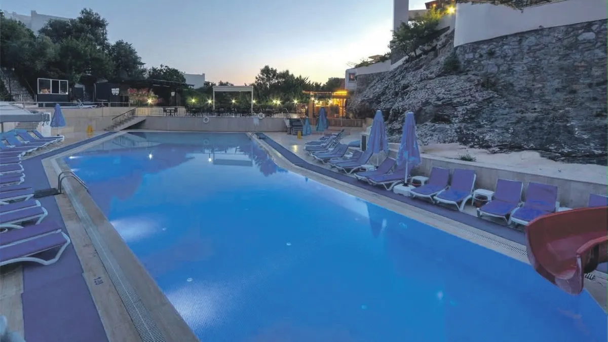 Otel Havuzunda Kimyasal Zehirlenme: 13 Kişi Hastaneye Kaldırıldı